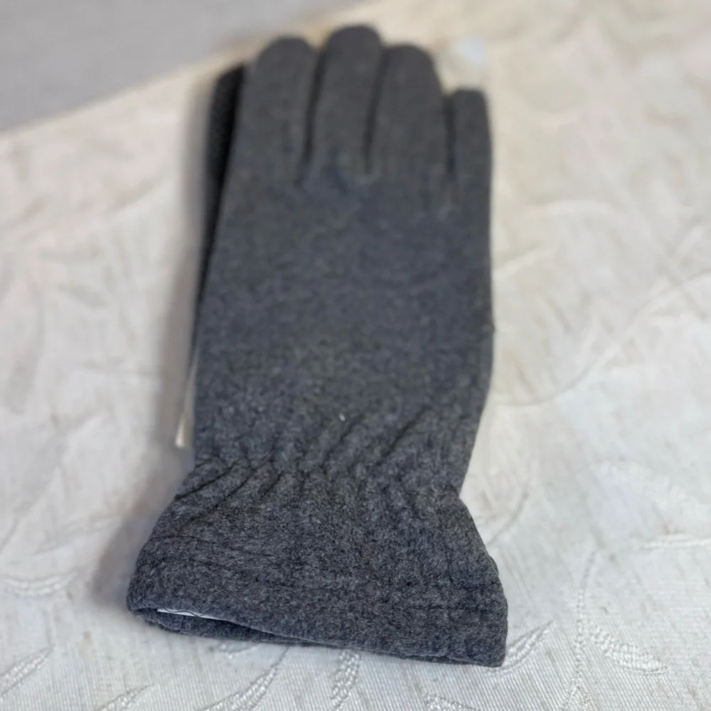 Finger fuzz. Gray Women's Winter Fleece Gloves. Gripping‎ one size.